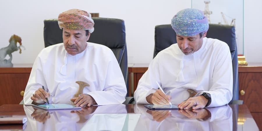 وقّع مذكرة التشغيل كلٌّ من: معالي سالم بن ناصر العوفي وزير الطاقة والمعادن، وسعادة الدكتور حمد بن محمد الضوياني رئيس هيئة الوثائق والمحفوظات الوطنية.