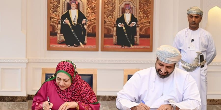 وقع الاتفاقية معالي الدكتور محاد بن سعيد باعوين وزير العمل ومن الجانب الآخر معالي الدكتورة رحمة بنت إبراهيم المحروقية وزيرة التعليم العالي والبحث العلمي والابتكار