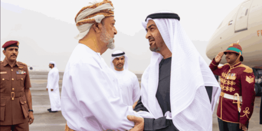 جلالةُ السُّلطان المعظم في مقدّمة مُستقبلي أخيه رئيس دولة الإمارات