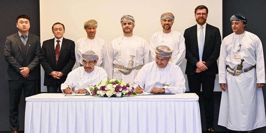 جانب من التوقيع