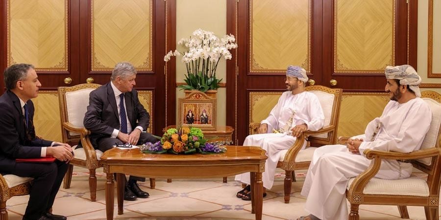 جلالة السُّلطان يتلقى رسالةً خطيّةً