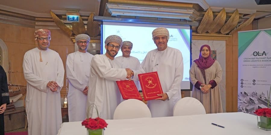 وقع المذكرة من جانب الوزارة سعادة المهندس خميس بن محمد الشماخي وكيل وزارة النقل والاتصالات وتقنية المعلومات للنقل، فيما وقعها من جانب الجمعية العُمانية للوجستيات الدكتور أفلح بن سعيد الحضرمي رئيس مجلس إدارة الجمعية.