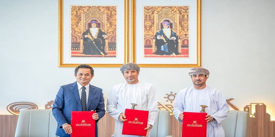 جانب من التوقيع