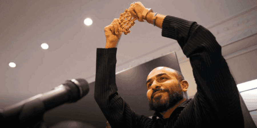 جائزة أفضل تصميم للعمل الفني
