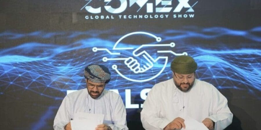 جانب من التوقيع
