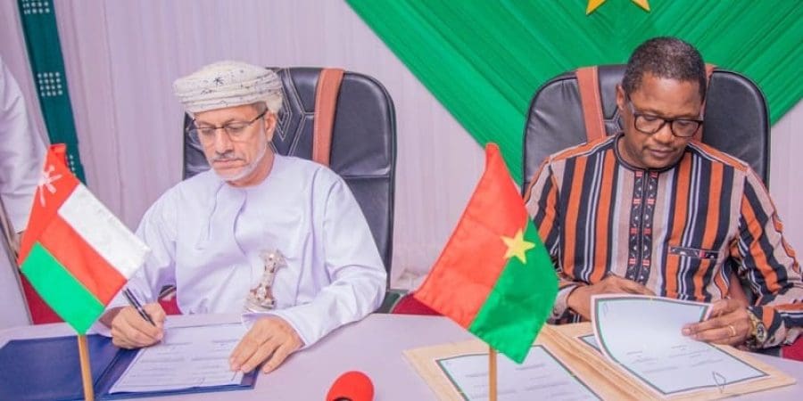 جانب من التوقيع