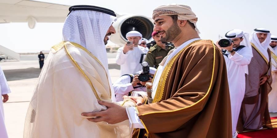 ولي عهد دبي يصل إلى البلاد