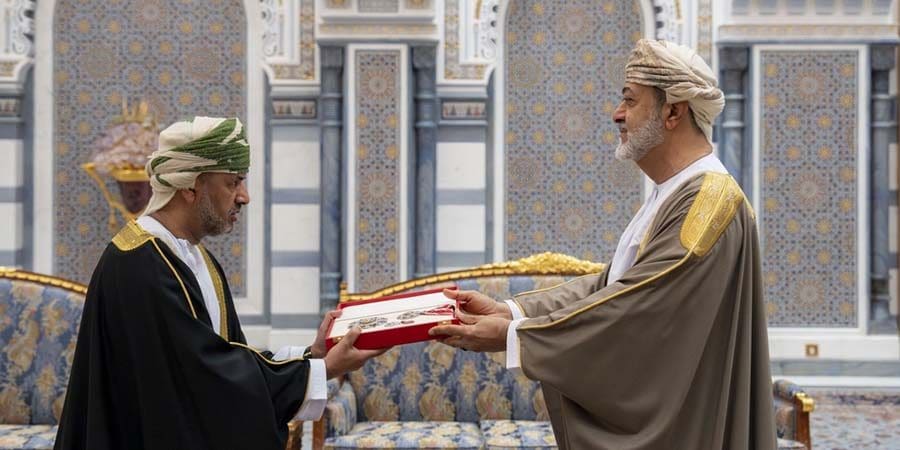 منح أوسمةً سُلطانيّةً