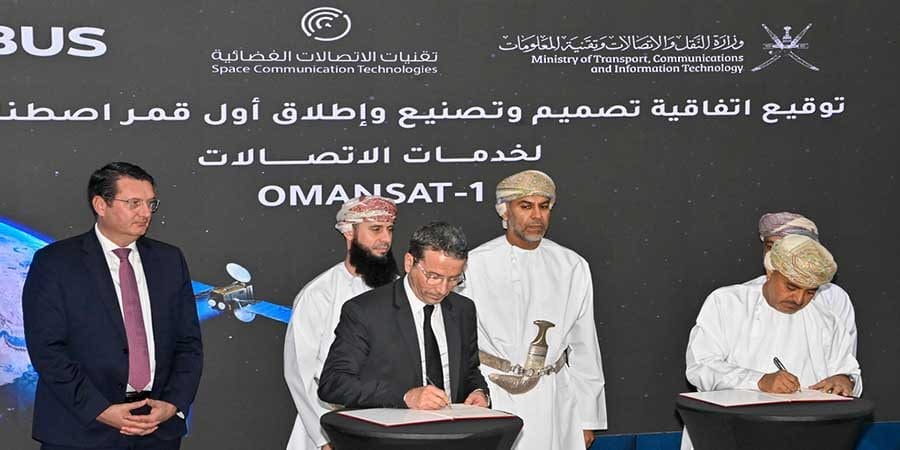 جانب من التوقيع