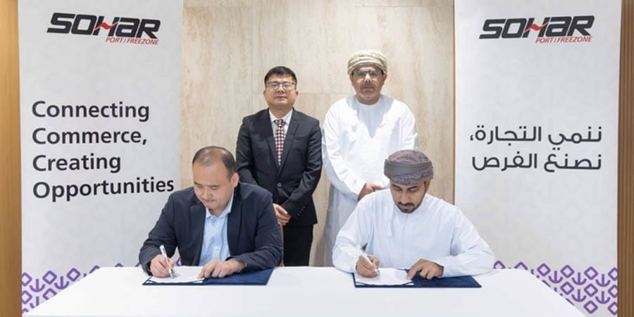 جانب من التوقيع