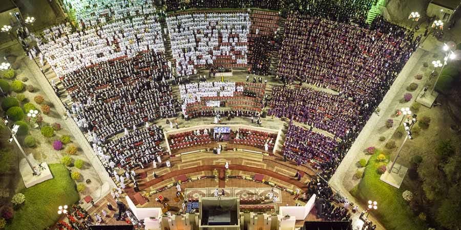 حفل تخريج الدفعة الثالثة والثلاثين لطلبة جامعة السُّلطان قابوس.