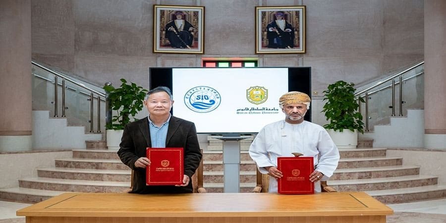 جانب من التوقيع