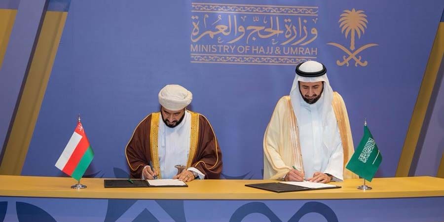 جانب من التوقيع