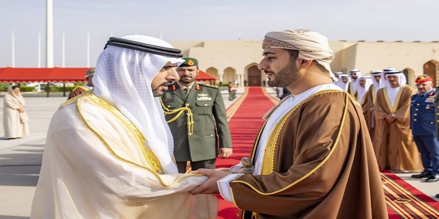 ولي عهد دبي يغادر البلاد