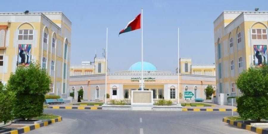 كلية صور الجامعية