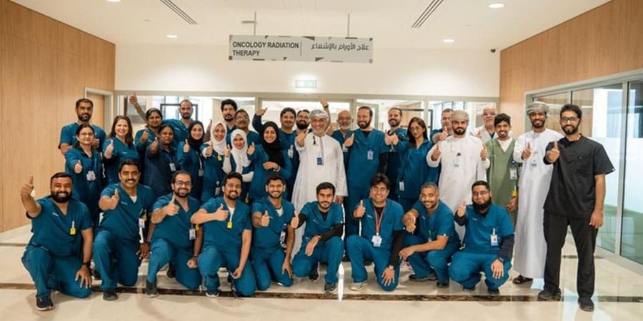 الفريقٌ الطبي المتخصص بمركز السُّلطان قابوس المتكامل لعلاج وبحوث أمراض السرطان
