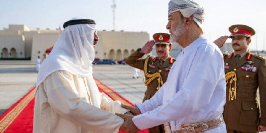 جلالةُ السُّلطان المعظّم يودّع أخاهُ أميرَ دولة الكويت