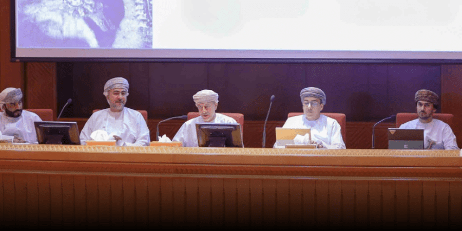 معالي عبدالسلام المرشدي خلال استعراضه لجهود جهاز الاستثمار العُماني أمام مجلس الدولة