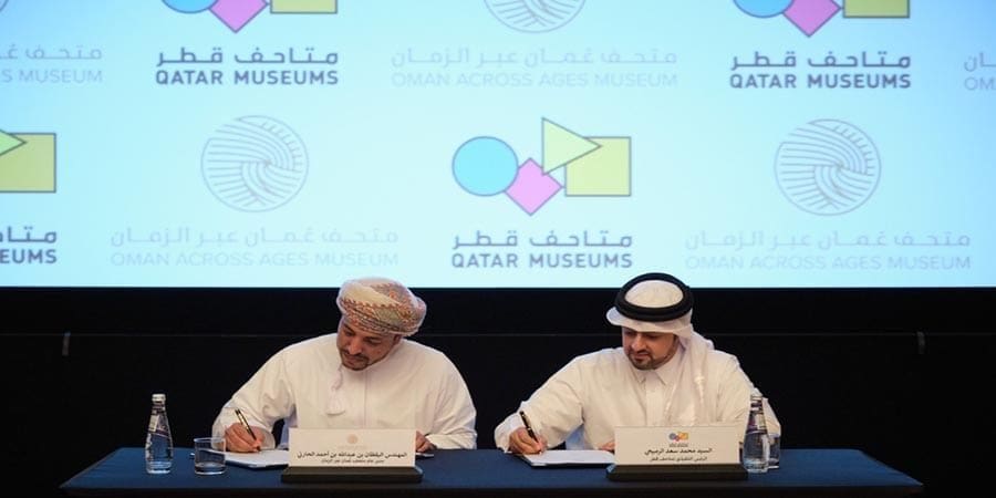 جانب من التوقيع