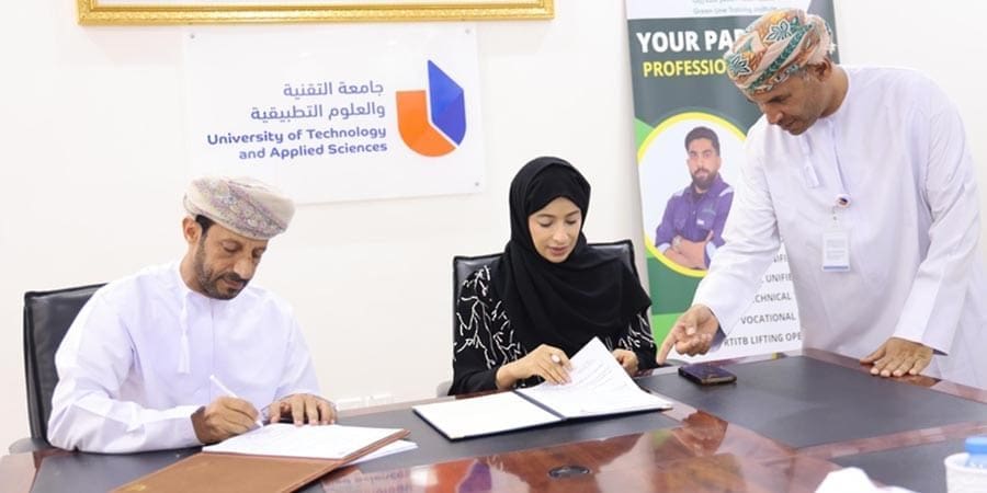 جانب من التوقيع