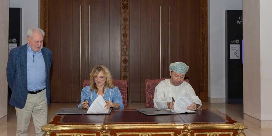 جانب من التوقيع