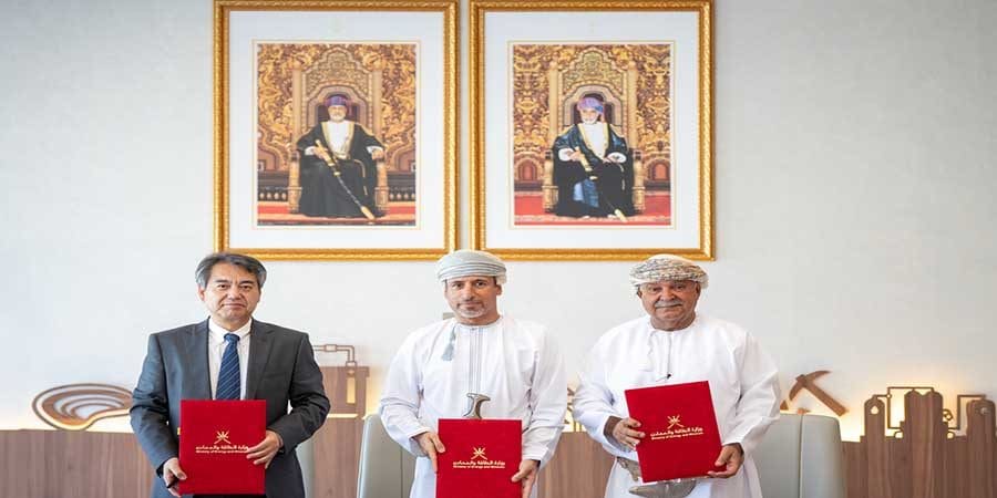 جانب من التوقيع