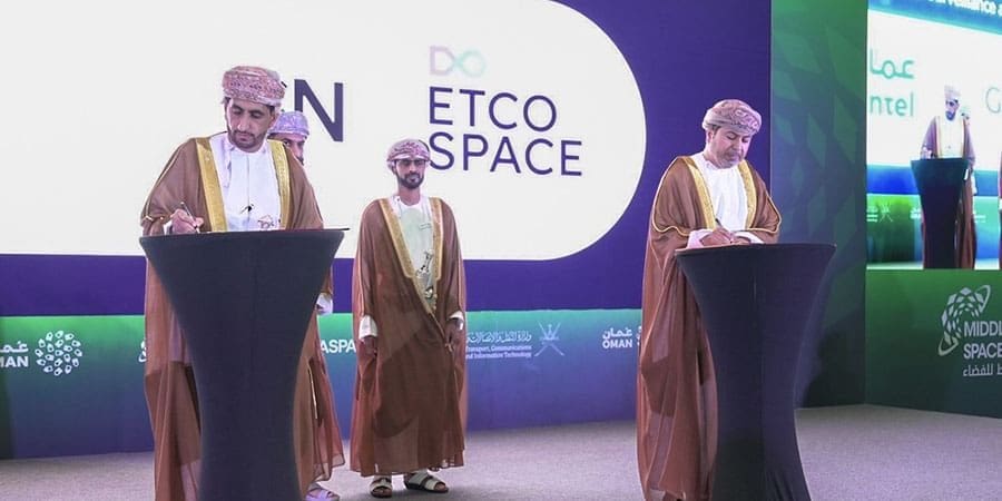 جانب من التوقيع