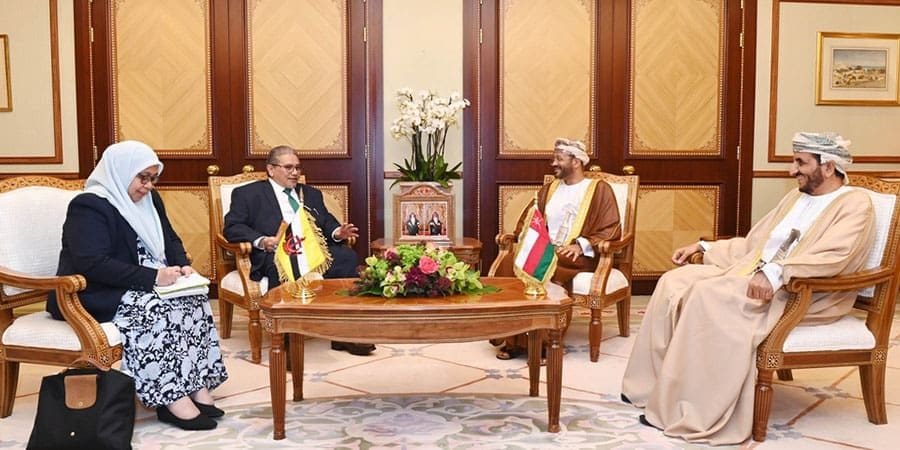 تسلم الرسالة معالي السيد بدر بن حمد البوسعيدي وزير الخارجية