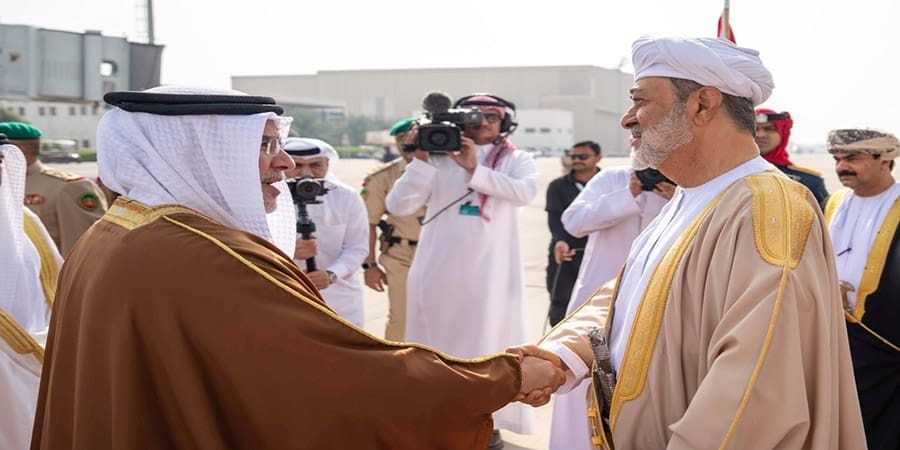 جلالة السُّلطان المعظم يصل إلى مملكة البحرين