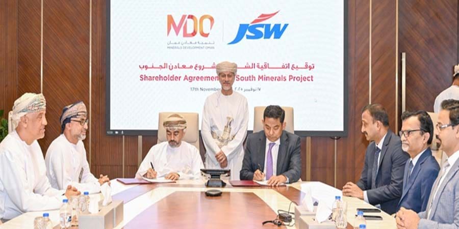 جانب من التوقيع