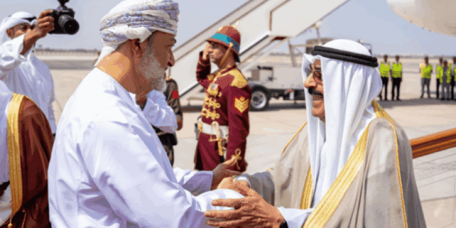 أميرُ دولة الكويت يصل إلى البلاد