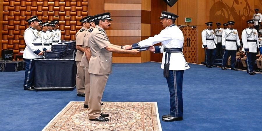 تسليم الشهادات الدراسية