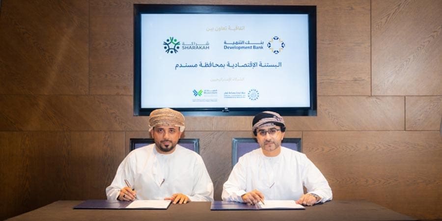 جانب من التوقيع