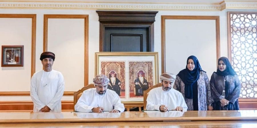 جانب من التوقيع