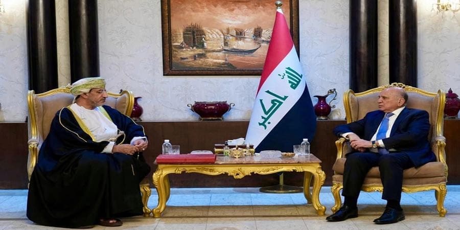 سلّم الرسالة السفير الشيخ محمود الخروصي