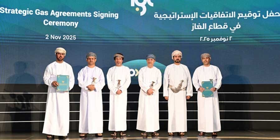 جانب من التوقيع