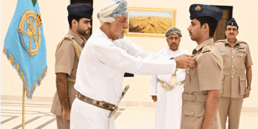 نائب رئيس الوزراء يقلّد أجنحة الطيران وكأس جلالة السُّلطان 2025