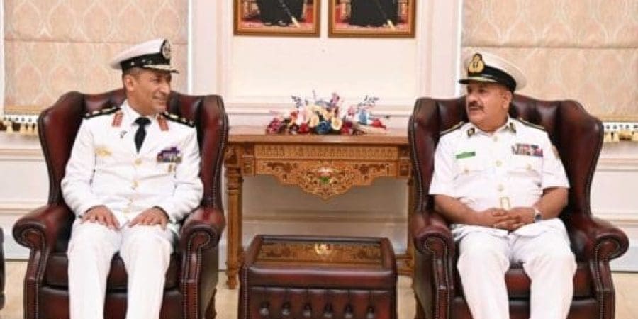 استمع الضيف إلى إيجاز شامل حول كلية الدفاع الوطني