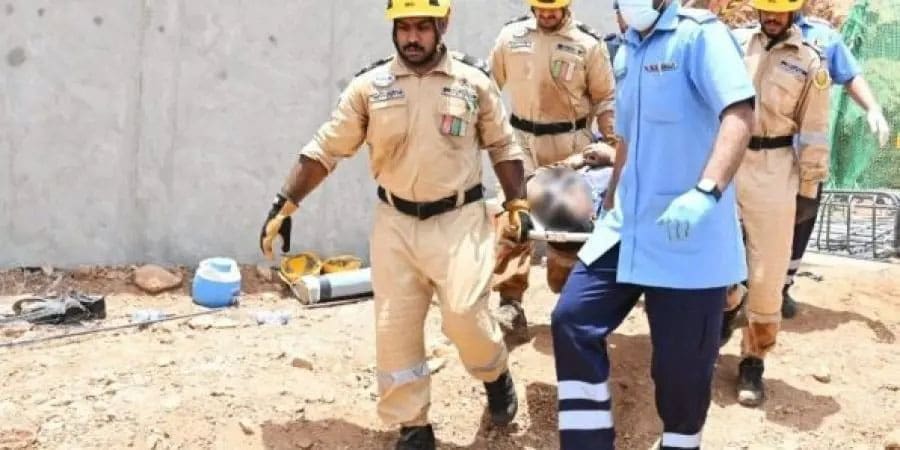 جانب من جهود فرق الإنقاذ بإدارة الدفاع المدني والإسعاف