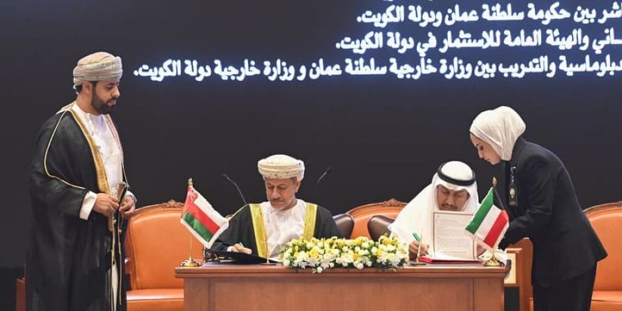 جانب من التوقيع