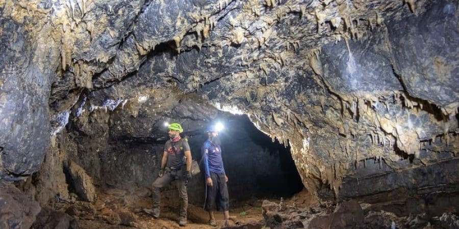 الكهوف في ولاية الجبل الأخضر