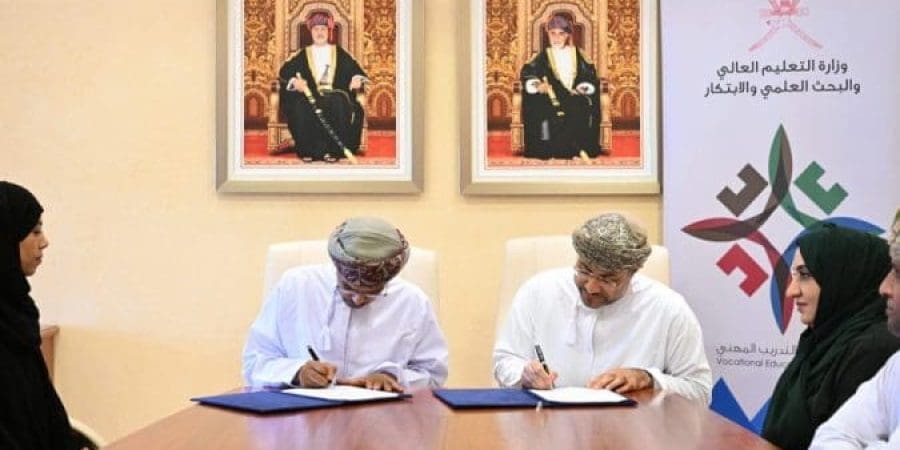 جانب من التوقيع