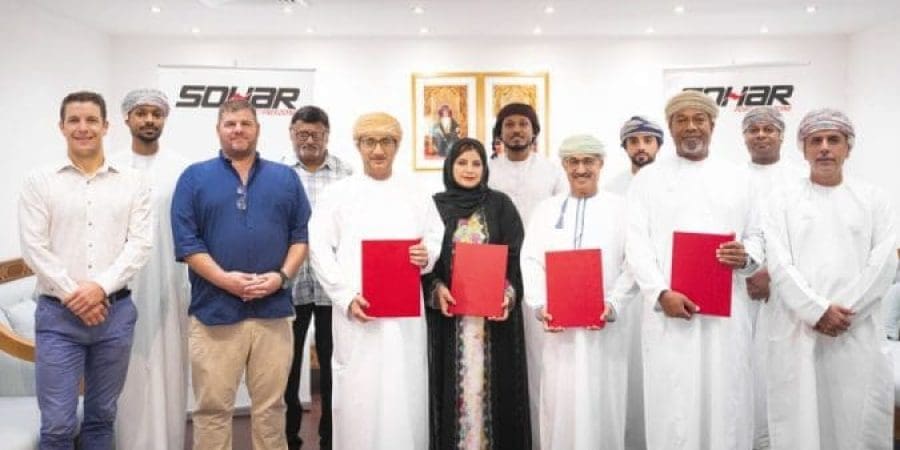 جانب من توقيع الاتفاقيات.