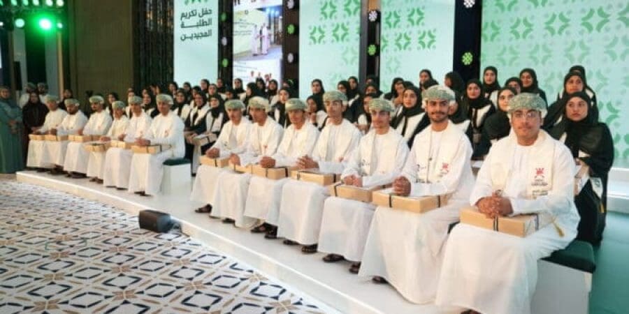 تكريم الطلبة المجيدين