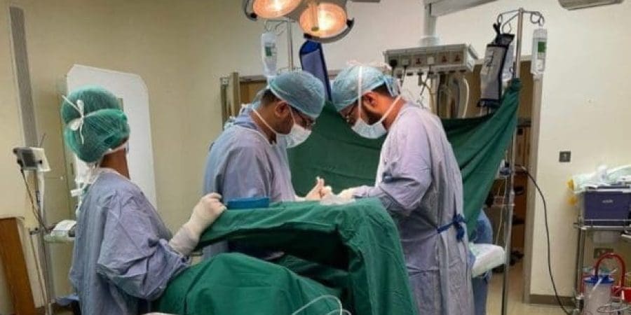 تدخّل جراحي لمصاب تعرض لحادث مروري.