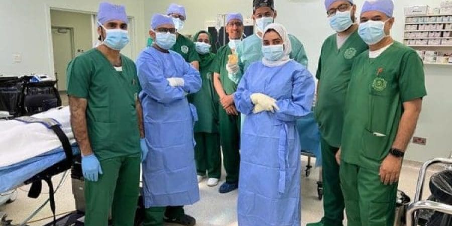 فريقٌ طبيٌّ متخصّصٌ في جراحة الفم والوجه والفكين