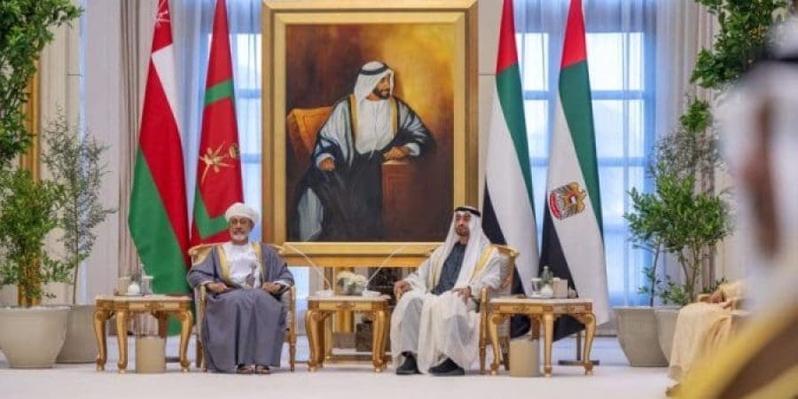 جلالةُ السُّلطان المعظم يصل إلى أبوظبي